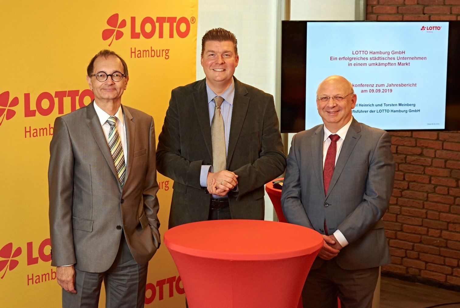 Lotto Hamburg Geschäftsführer Heinrich (l.) und Meinberg (r.) mit Finanzsenator Dressel (m.)