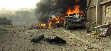 Von Autobombe zerstörter Wagen im Irak