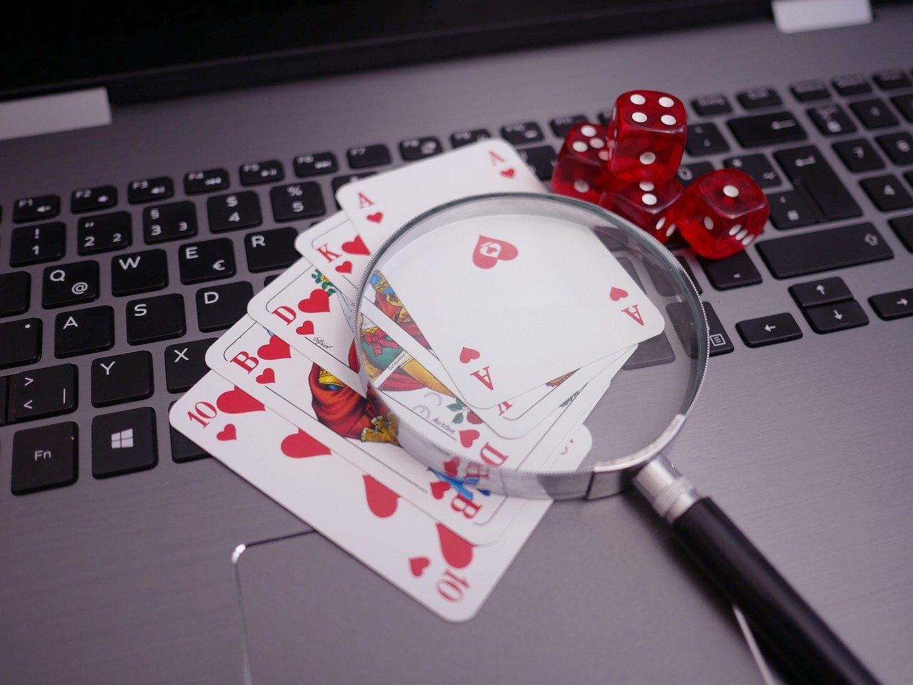 Laptop, Karten, Würfel, Online Casino