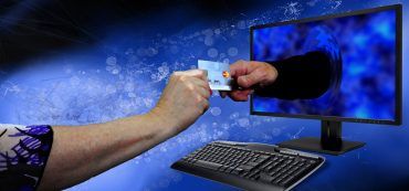 Hände, Kreditkarte, Monitor
