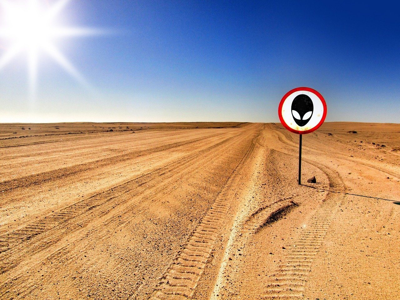 Wüste, Himmel, Schild mit Alien