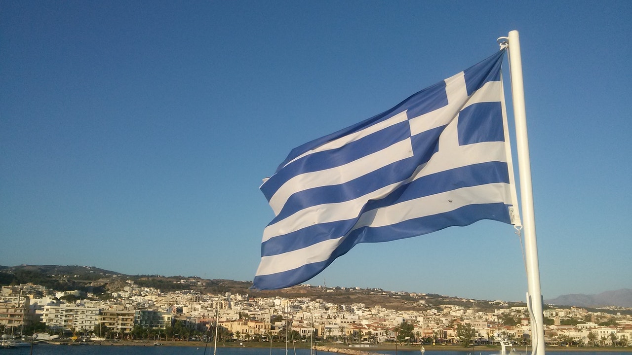 griechische Flagge, Stadt, Häuser, Himmel