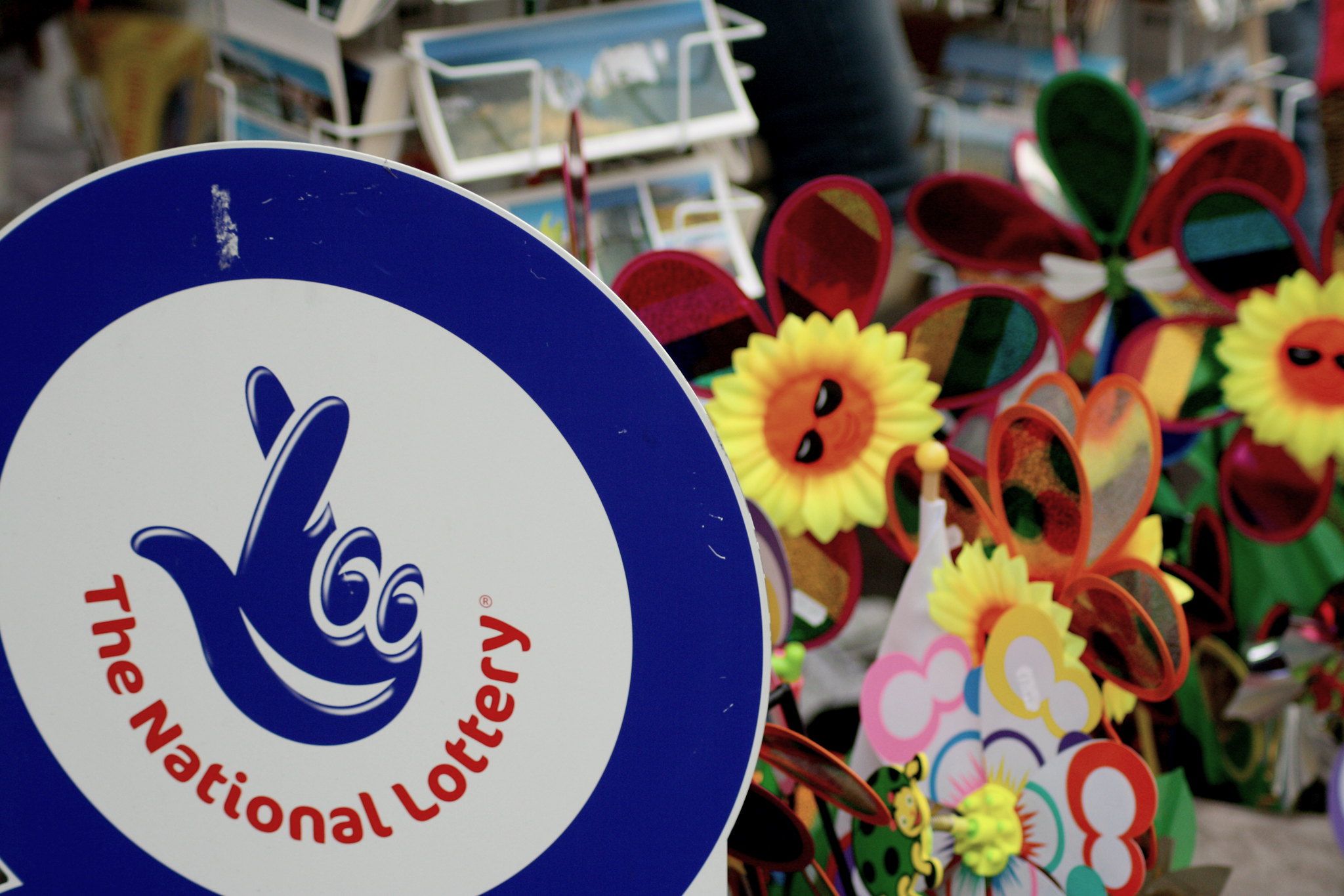 The National Lottery, Schild der National Lottery, britische Lotterie