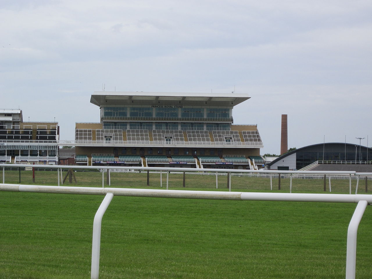 Rasen, Rennbahn, Tribühne