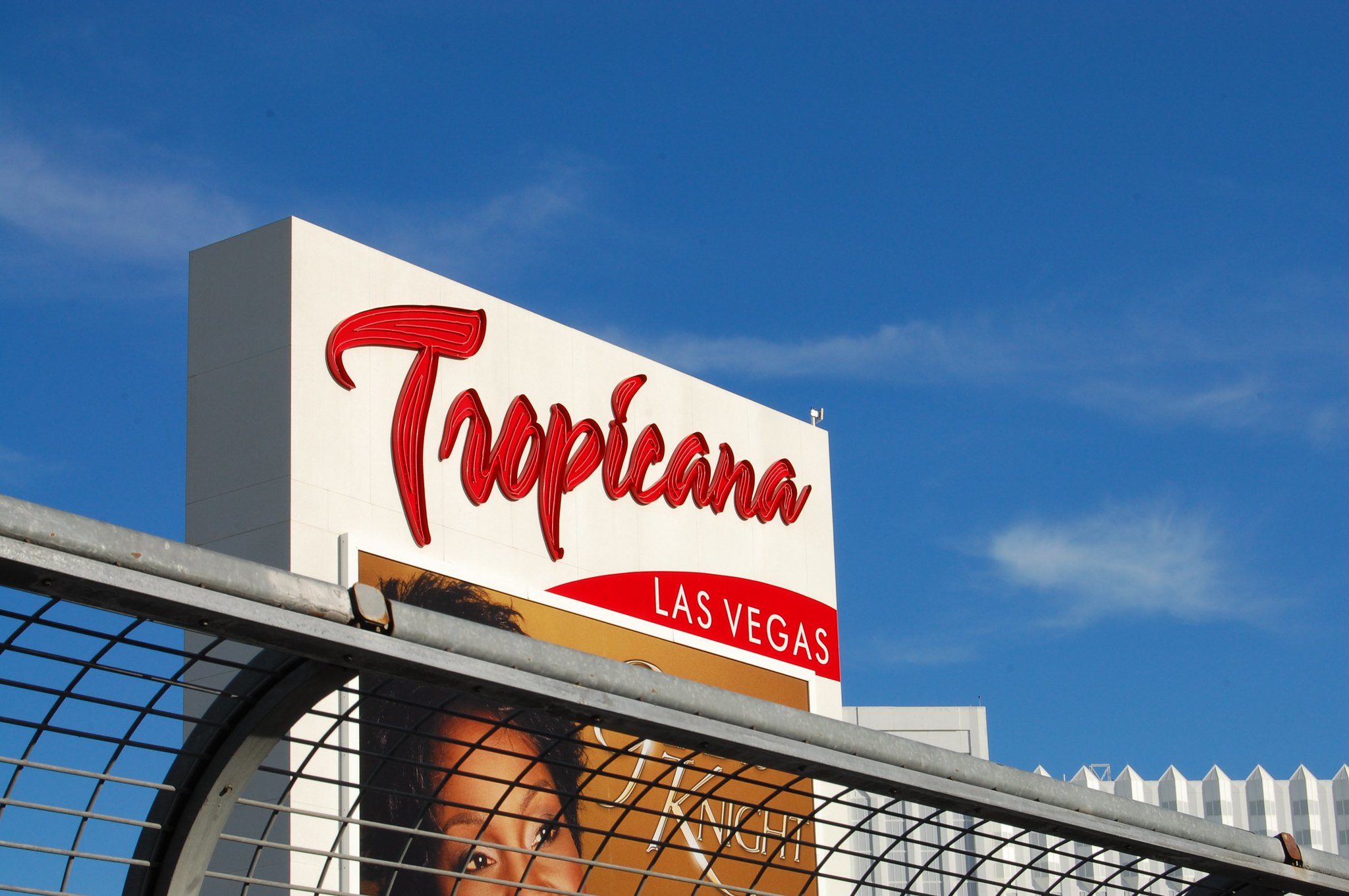 Tropicana, Gebäude