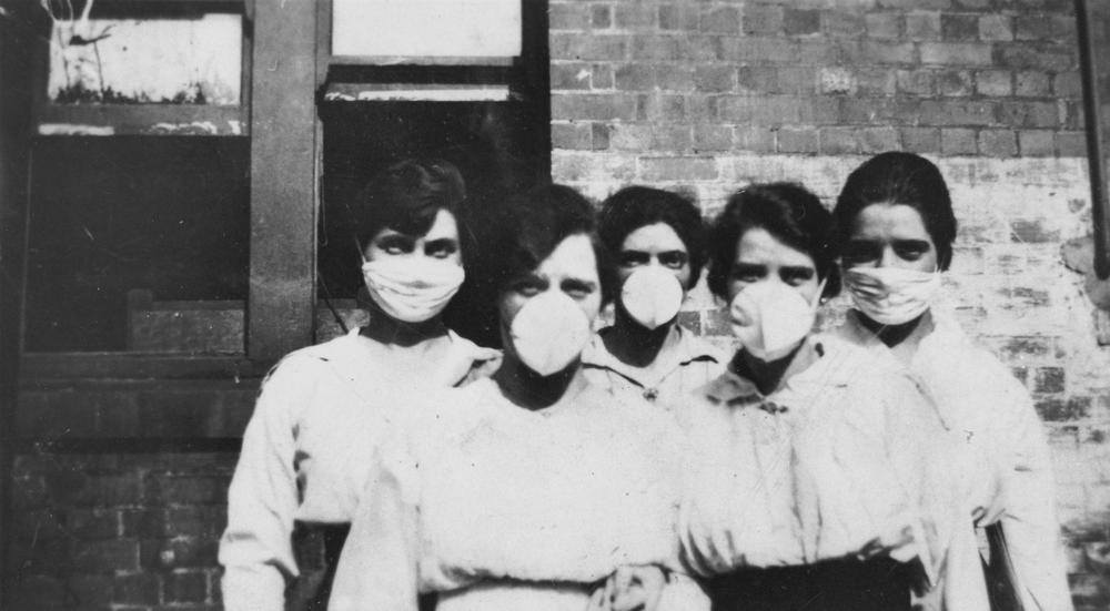 Women wearing masks during Spanish Flu