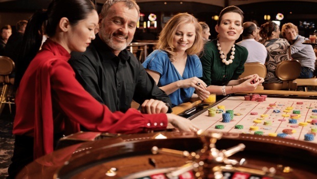 Gamblers distracting a casino dealer