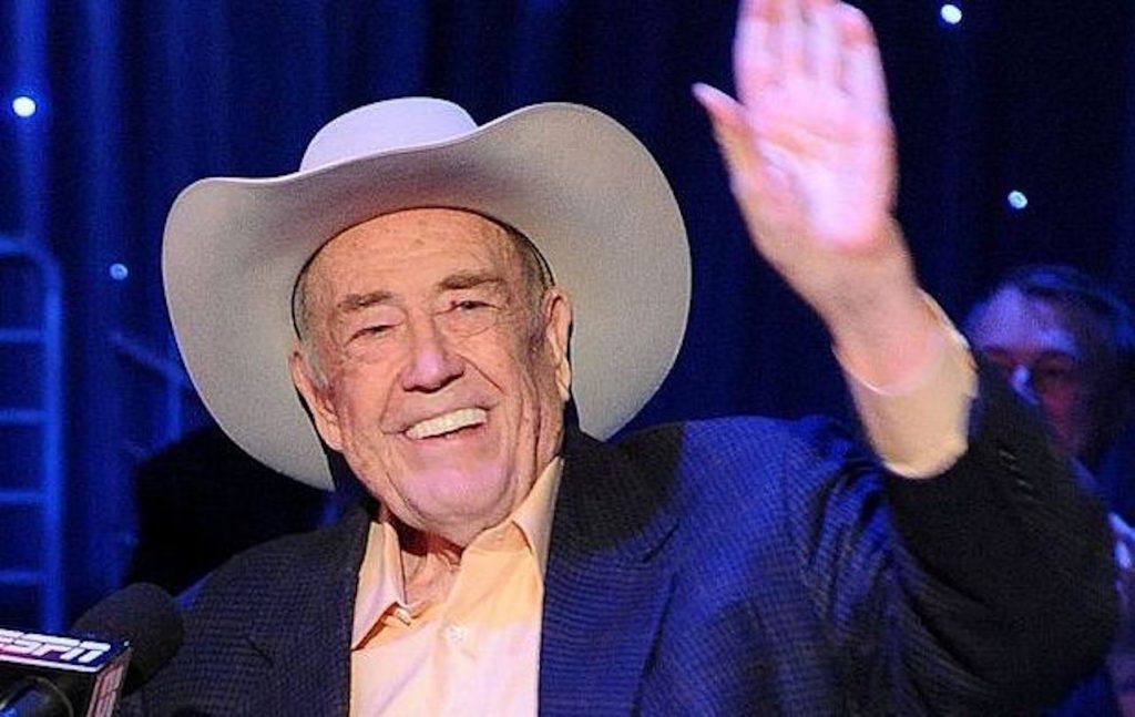 Doyle Brunson melambai