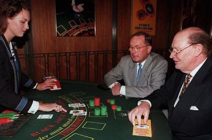 Kerry Packer playing blackjack at a casino