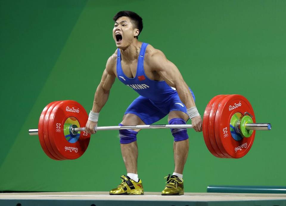 An image of Lu Xiaojun during a lift in a competitive event