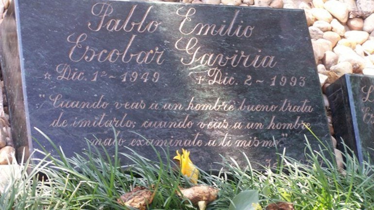 An image of Pablo Escobar's headstone