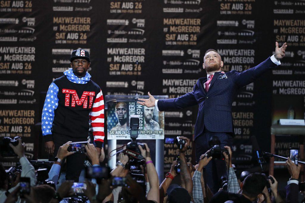 Mayweather and McGregor posing for the camers ahead of the fight