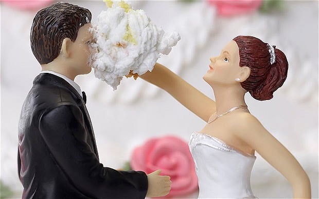 A wedding cake showing discontent between newly weds