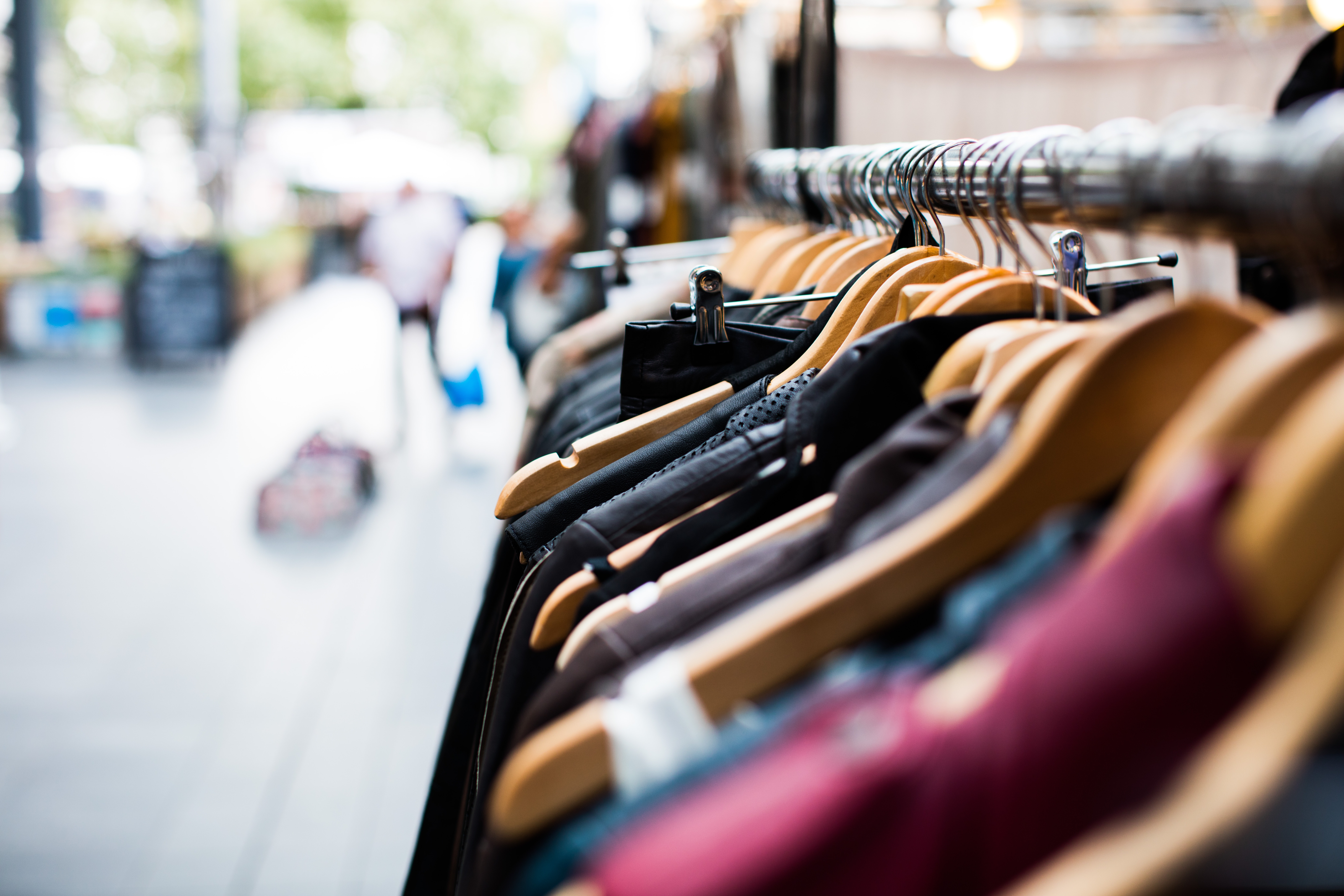 Hangers met kleding aan een rail