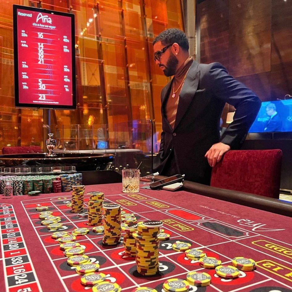 Drake memasang taruhan $100,000 pada roulette