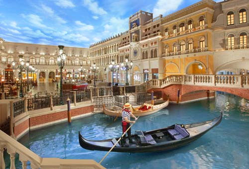After winning big at the casino’s extensive gambling options, you can take a relaxing gondola ride without leaving the comfort of the hotel.