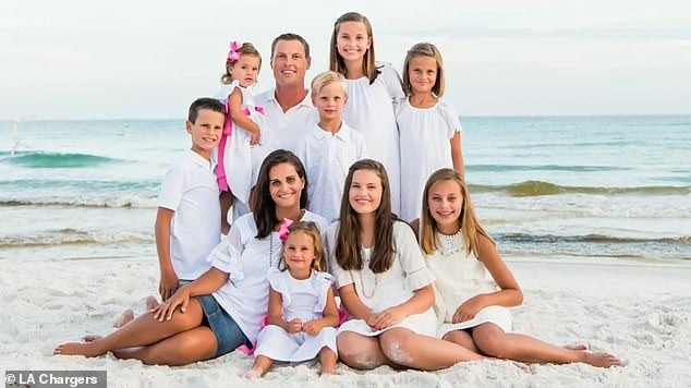 Anak-anak dan istri Philip Rivers di pantai.