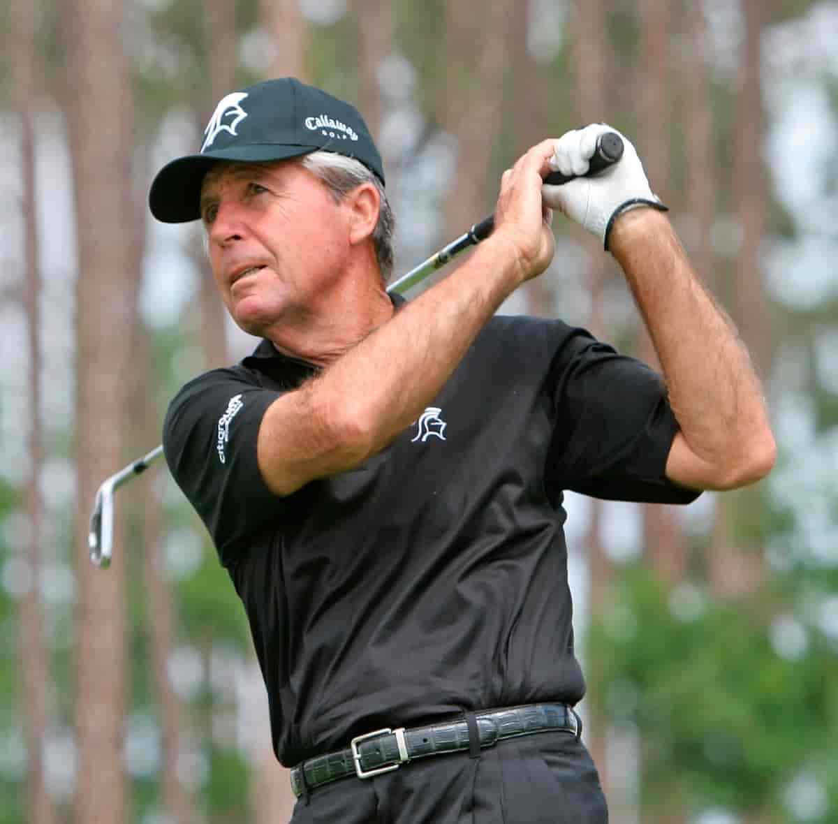 Gary Player playing golf
