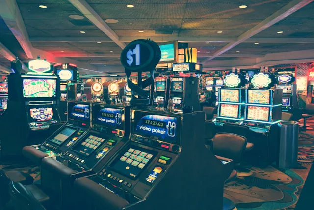 Dominieren von Deuces Wild: Fortgeschrittene Video-Poker-Strategien