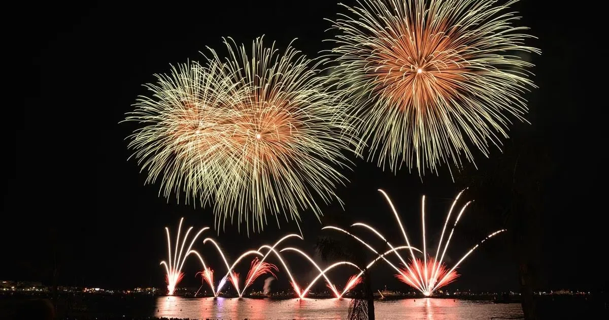 Una fiesta de verano en una playa de España con petardos por la noche
