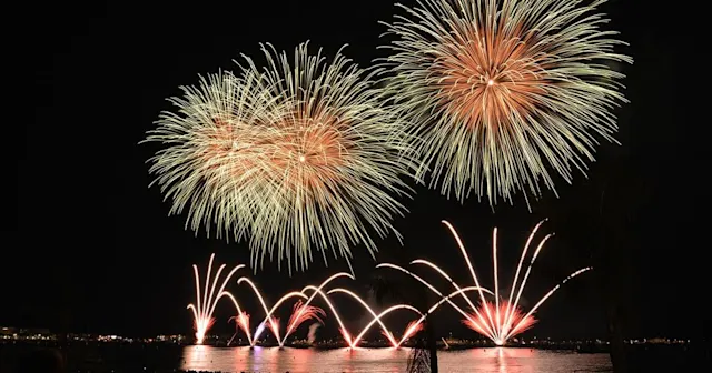 Una fiesta de verano en una playa de España con petardos por la noche