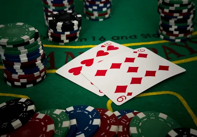 Cómo jugar al blackjack para principiantes: domina el juego con estos sencillos pasos