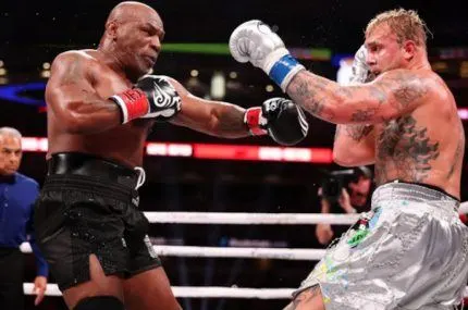 Jake Paul dominierte den 58-jährigen Mike Tyson in ihrem Kampf am Freitag, der für rekordverdächtige
Wettzahlen sorgte. Bild/Getty