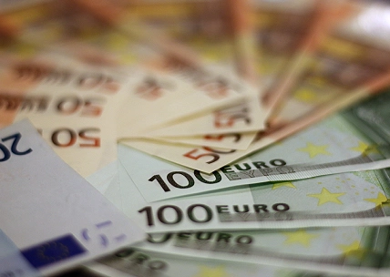 various-100-euro-notes