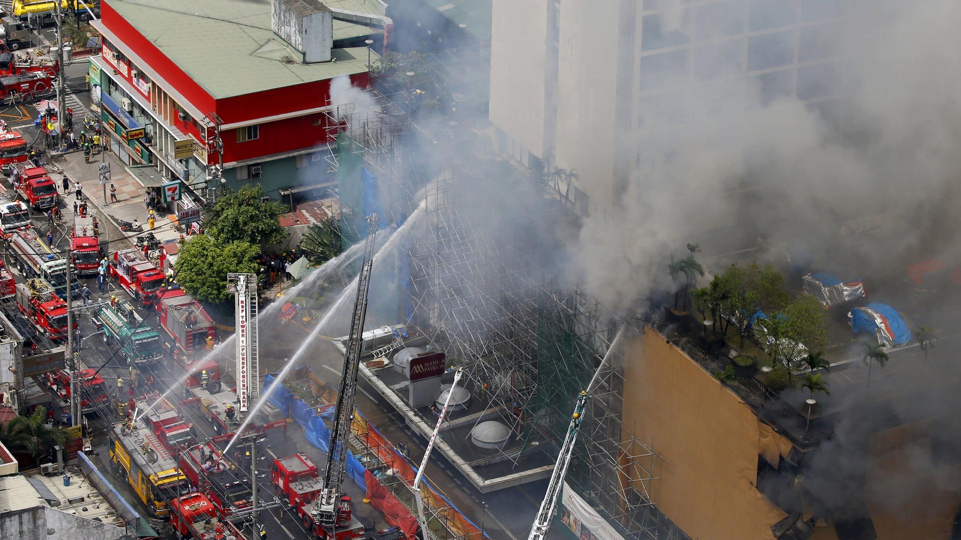 Die Feuerwehr versucht den Casino-Brand in Manila zu löschen