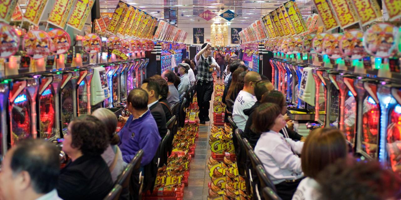 Japaner spielen in einer Spielhalle Pachinko