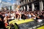 Feiernde Menschen in England steigen auf Autos