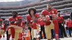 Footballer knieend bei Nationalhymne