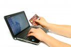 Mit Kreditkarte vor Laptop