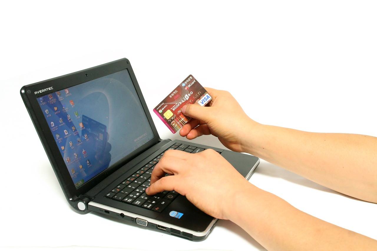 Mit Kreditkarte vor Laptop