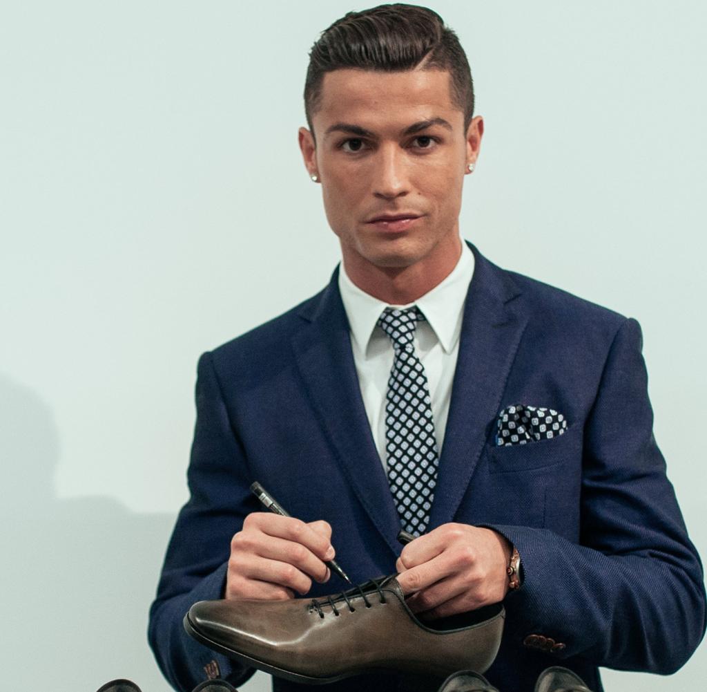 Christiano Ronaldo unterschreibt auf Schuh