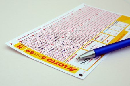 Lottoschein und Stift