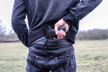 Mann mit Waffe