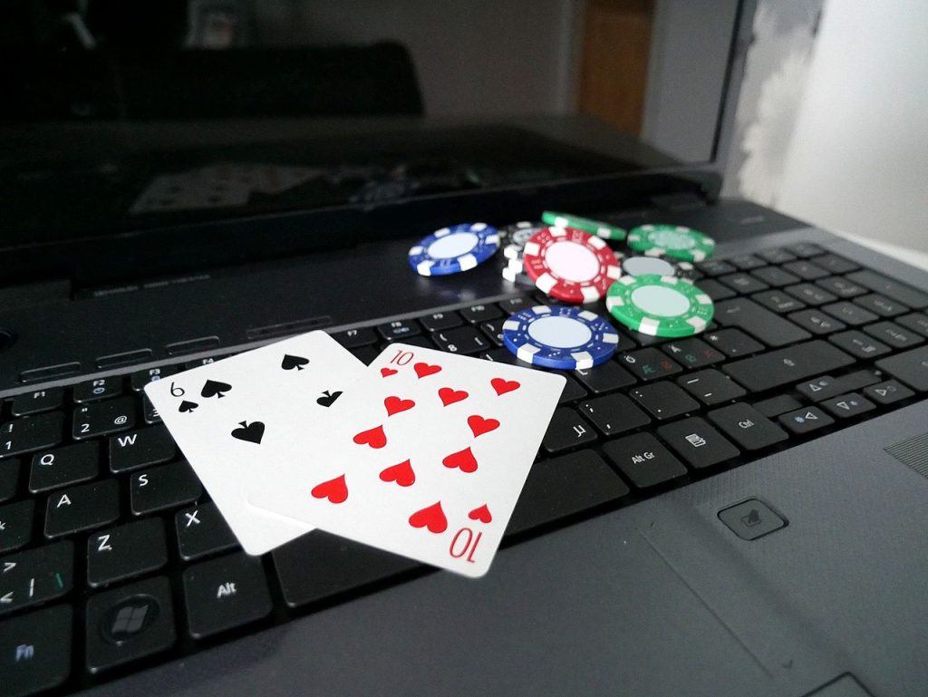 Laptop, Chips, Spielkarten