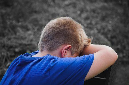 einsamer und trauriger Junge