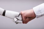 Roboter und menschliche Hand