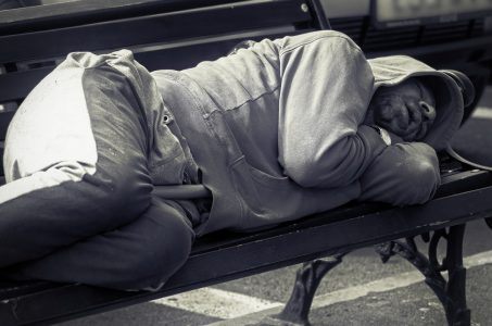 Obdachloser auf Parkbank