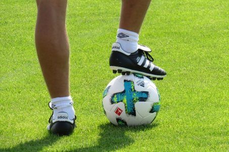 Fußballspieler, Ball, Rasen