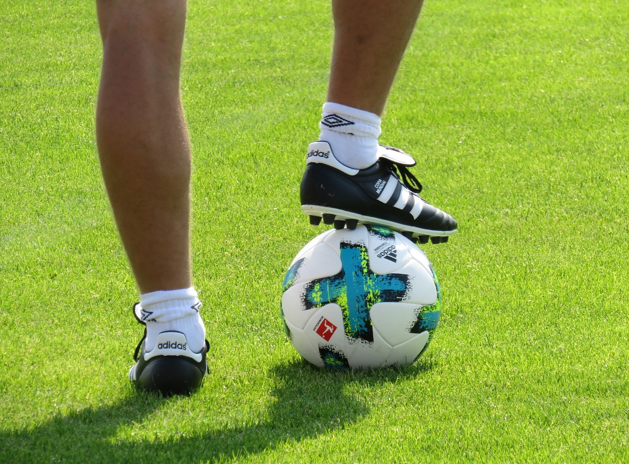 Fußballspieler, Ball, Rasen