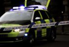 Absperrband police line do no cross vor britischem Polizeiauto
