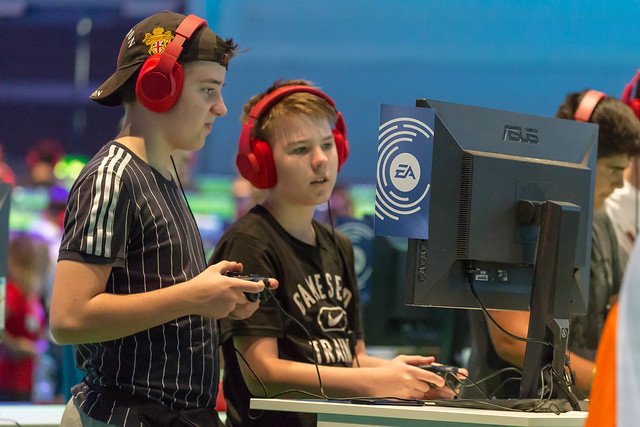 Zwei junge Gamer Spielen FIFA auf Messe