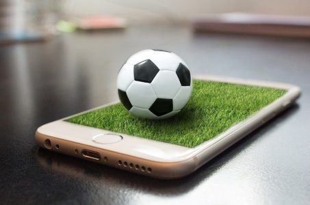 Fußball liegt auf Handy