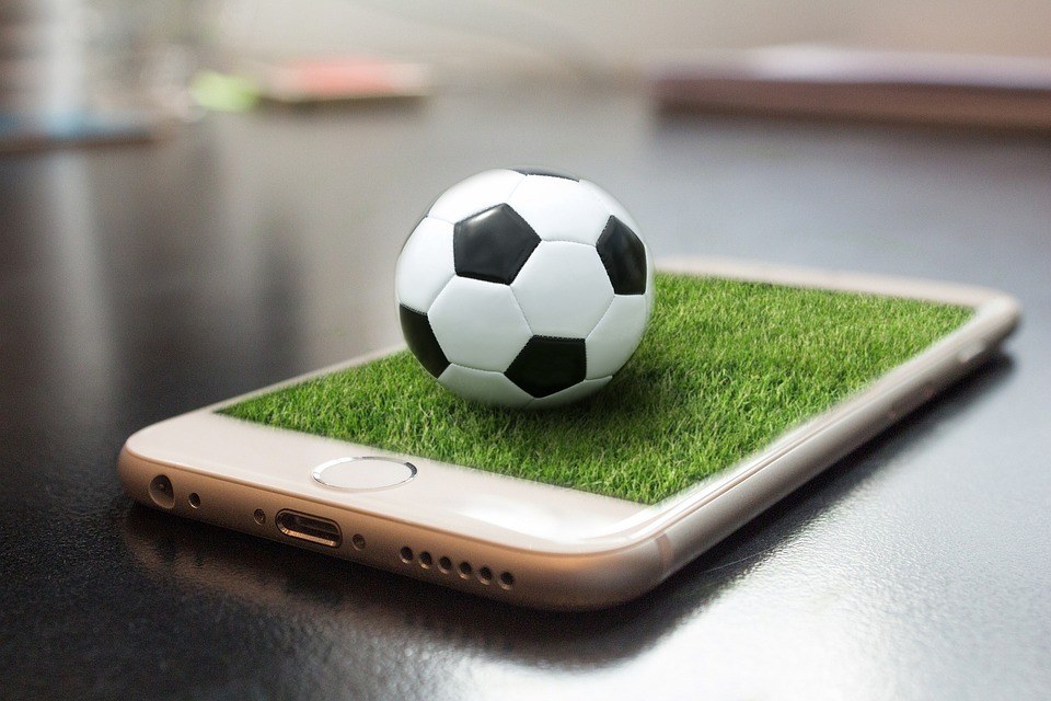 Fußball liegt auf Handy