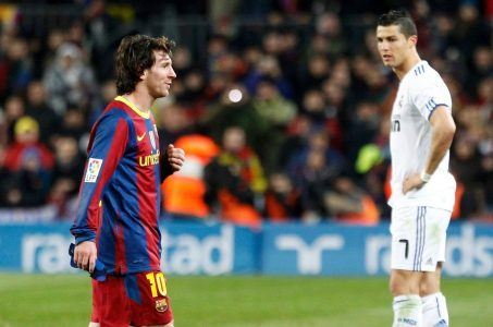 Lionel Messi und Christiano Ronaldo auf Fußballfeld