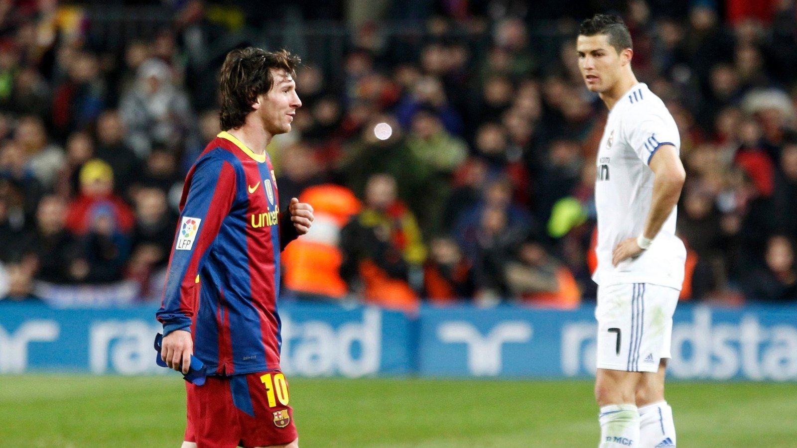 Lionel Messi und Christiano Ronaldo auf Fußballfeld