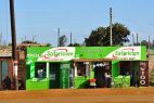 Safaricom Werbung am Strassenrand in Kenia